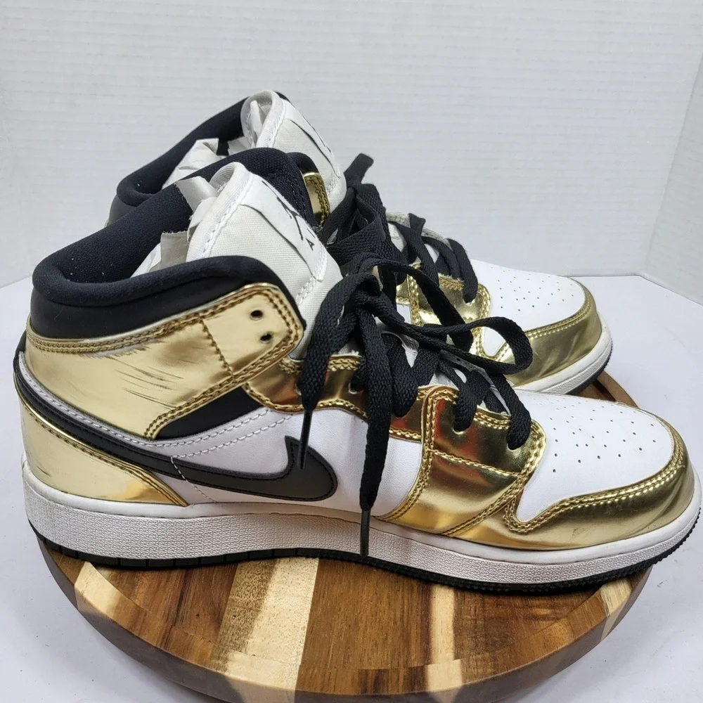 Air Jordan 1 Mid SE Metallic Gold Black White DC1420-700 Size 7Y Womens 8.5